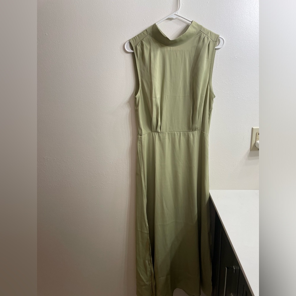 Chic Sleeveless Maxi Dress in Olive